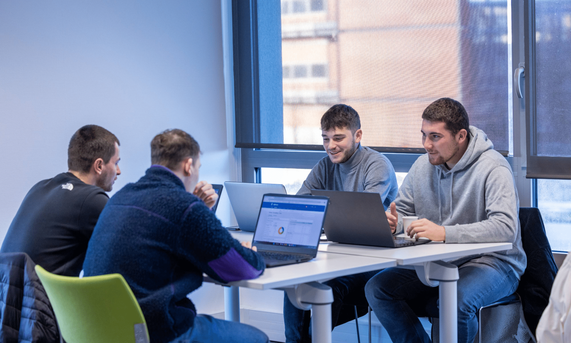 Étudiants sur des ordinateurs en plein Business Game.