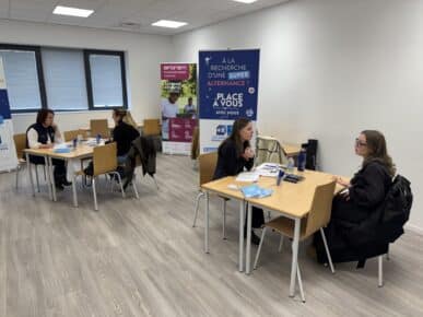 Étudiants en entretien lors du job dating banque à AFOREM Rennes.